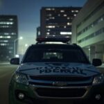 Viatura da Polícia Militar do DF em rua vazia de Brasília, representando cena de violência urbana no Distrito Federal.