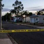 Rua em Sobradinho com fita de isolamento policial, representando local de briga fatal no Distrito Federal.