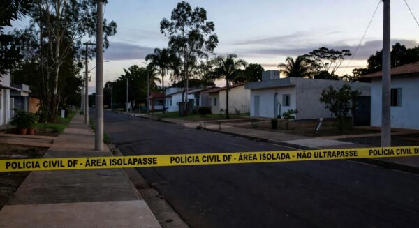 Rua em Sobradinho com fita de isolamento policial, representando local de briga fatal no Distrito Federal.