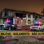 Cena noturna em Sobradinho com viaturas da polícia em local de luta clandestina, após briga que resultou em morte e prisões.