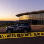Viatura da polícia em frente a casa em Brasília, representando prisão por violência doméstica no DF.