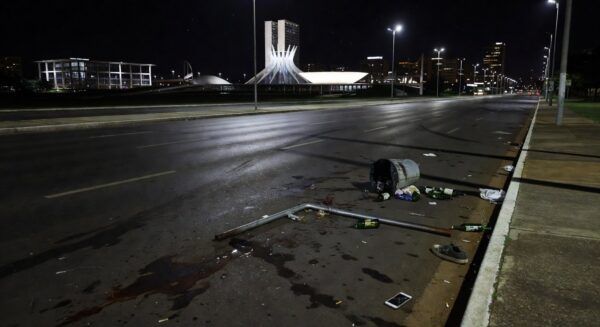 Rua vazia no Distrito Federal com marcas de briga, representando tragédia em Brasília.