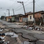 Rua deteriorada em Nova Colina, Brasília, com sinais de negligência crônica como buracos e lixo, representando denúncias em audiência na CLDF.