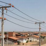 Rede elétrica modernizada pela Neoenergia em Sobradinho, com postes e cabos atualizados em bairro residencial.