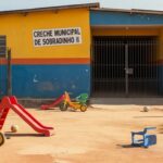 Fachada de creche em Sobradinho II com brinquedos no pátio, representando denúncia de maus-tratos.