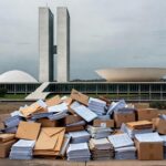 Imagem da Ceasa em Brasília com caixas de produtos agrícolas e documentos financeiros, representando aprovação polêmica de crédito.