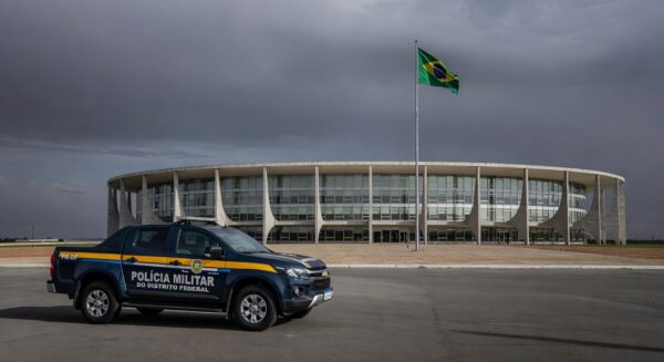 Edifício da CLDF em Brasília sob céu nublado, destacando falhas na segurança e impunidade contra mulheres.