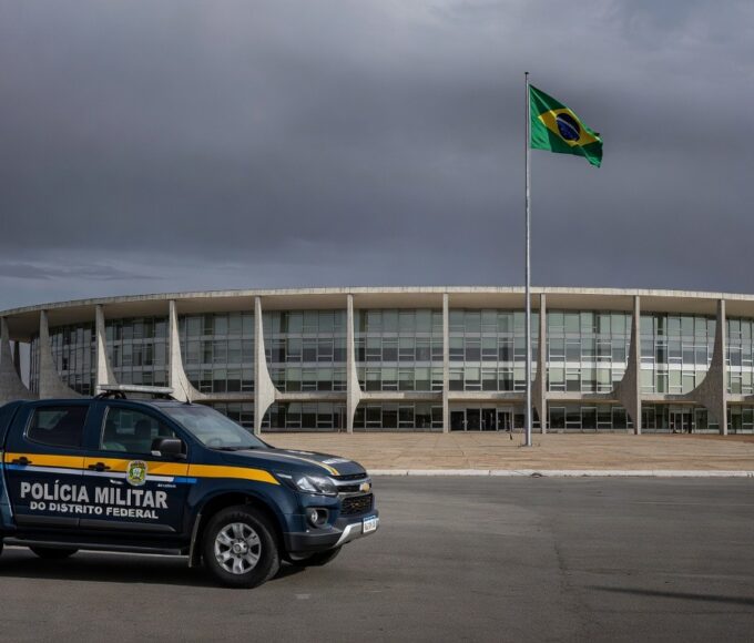 Edifício da CLDF em Brasília sob céu nublado, destacando falhas na segurança e impunidade contra mulheres.