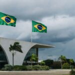 Fachada da Câmara Legislativa do DF em Brasília, destacando falhas no reconhecimento de enfermeiros em sessão solene.
