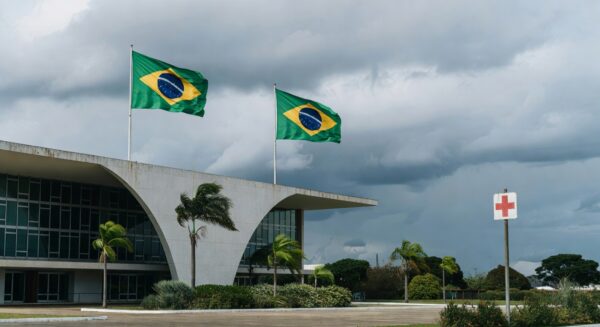 Fachada da Câmara Legislativa do DF em Brasília, destacando falhas no reconhecimento de enfermeiros em sessão solene.