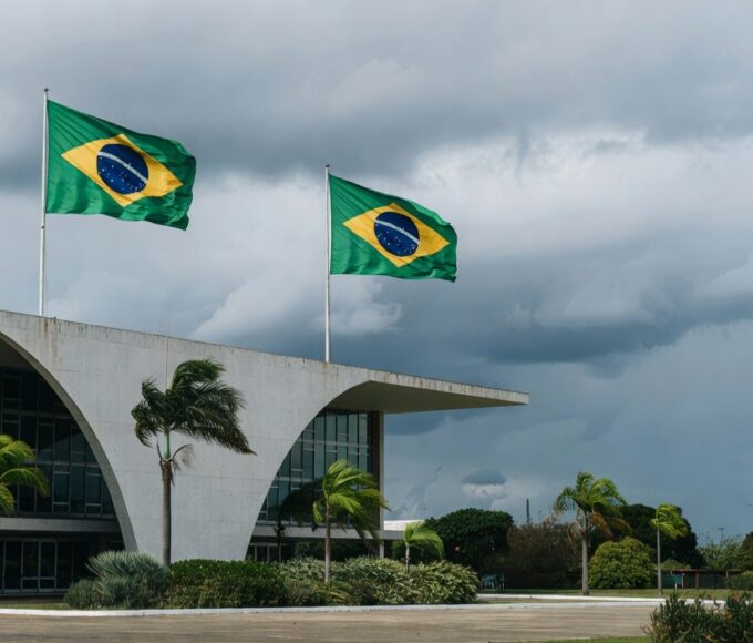 Fachada da Câmara Legislativa do DF em Brasília, destacando falhas no reconhecimento de enfermeiros em sessão solene.
