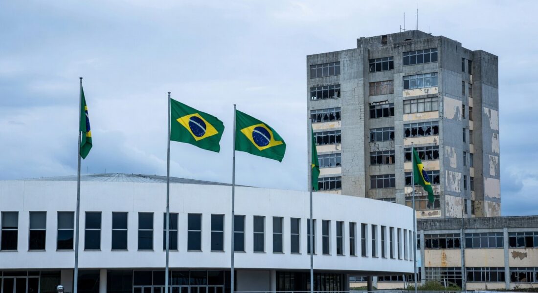 Fachada da CLDF em Brasília com hospital deteriorado ao fundo, expondo falhas crônicas no sistema de saúde do DF.