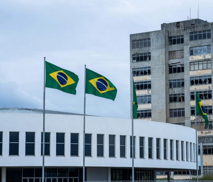 Fachada da CLDF em Brasília com hospital deteriorado ao fundo, expondo falhas crônicas no sistema de saúde do DF.