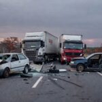 Acidente com quatro veículos na DF-150 em Sobradinho, deixando três feridos, cena de colisão na rodovia do Distrito Federal.