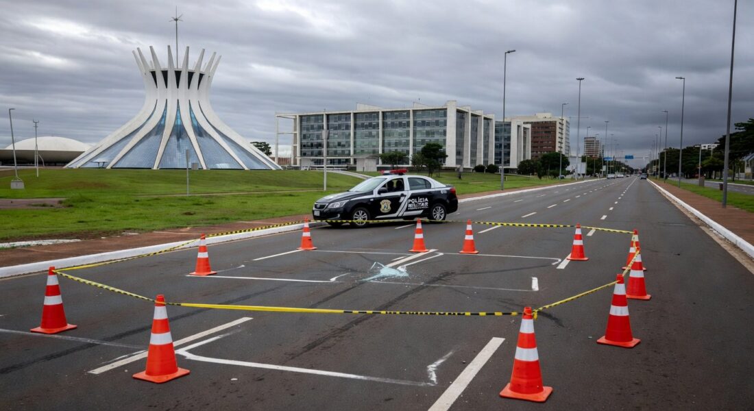 Cena de rua em Brasília com sinais de atropelamento, cones de trânsito e viatura policial, representando acidente no Distrito Federal.