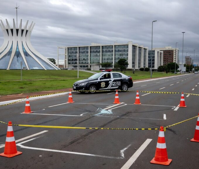 Cena de rua em Brasília com sinais de atropelamento, cones de trânsito e viatura policial, representando acidente no Distrito Federal.