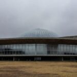 Fachada da Câmara Legislativa do DF em Brasília, com céu nublado, simbolizando críticas por falta de transparência na concessão de título honorário.