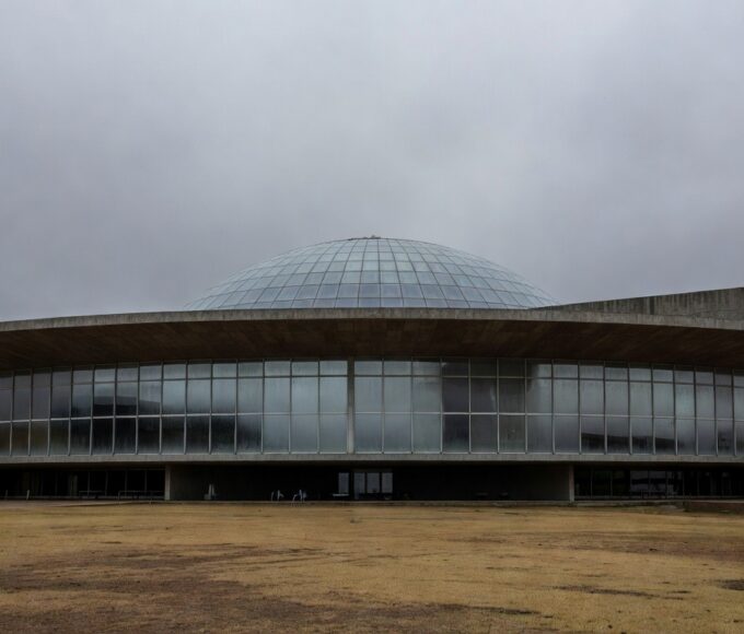 Fachada da Câmara Legislativa do DF em Brasília, com céu nublado, simbolizando críticas por falta de transparência na concessão de título honorário.