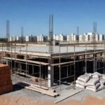 Canteiro de obras rural com laje inacabada no Núcleo Rural Ponte Alta Norte, Gama, após acidente fatal.