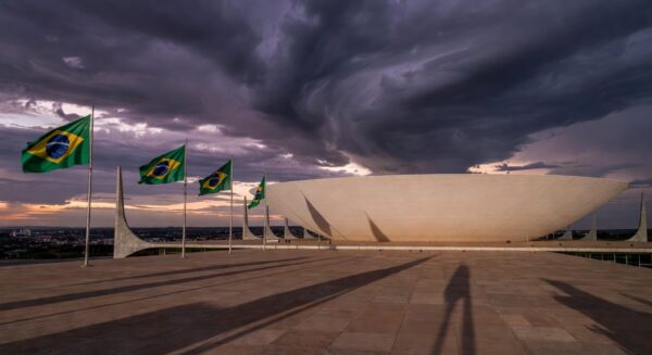 Edifício da CLDF em Brasília sob céu nublado, simbolizando Prêmio Marielle Franco e retrocessos nos direitos humanos.