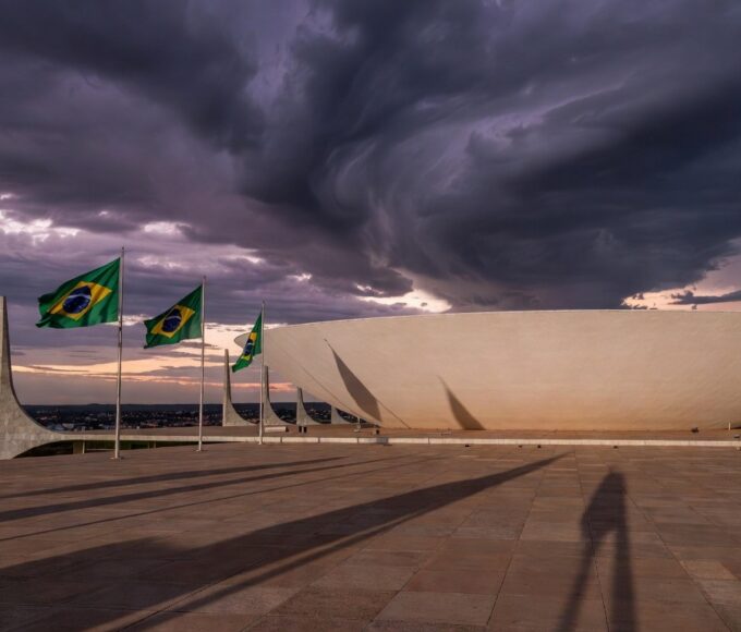 Edifício da CLDF em Brasília sob céu nublado, simbolizando Prêmio Marielle Franco e retrocessos nos direitos humanos.