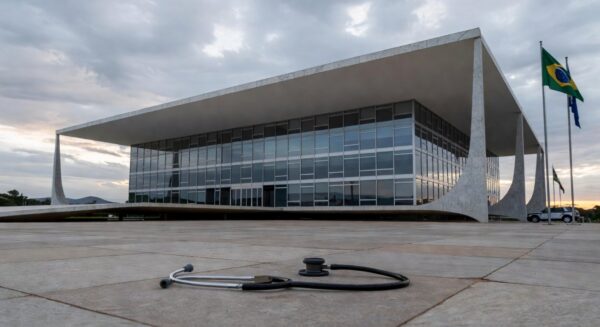 Hospital público deteriorado e viatura policial enferrujada em Brasília, ilustrando falhas na saúde e segurança do DF.