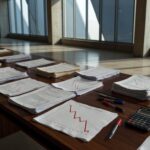 Fachada da CLDF em Brasília com elementos simbólicos de resultados fiscais preocupantes do GDF no 3º quadrimestre de 2025.