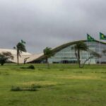 Fachada da Câmara Legislativa do DF em Brasília durante dia nublado, simbolizando crise econômica e prioridades questionáveis.