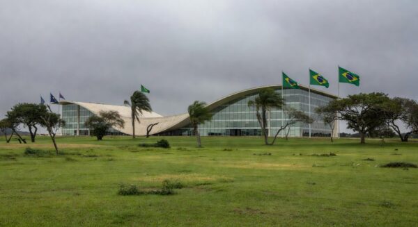 Fachada da Câmara Legislativa do DF em Brasília durante dia nublado, simbolizando crise econômica e prioridades questionáveis.