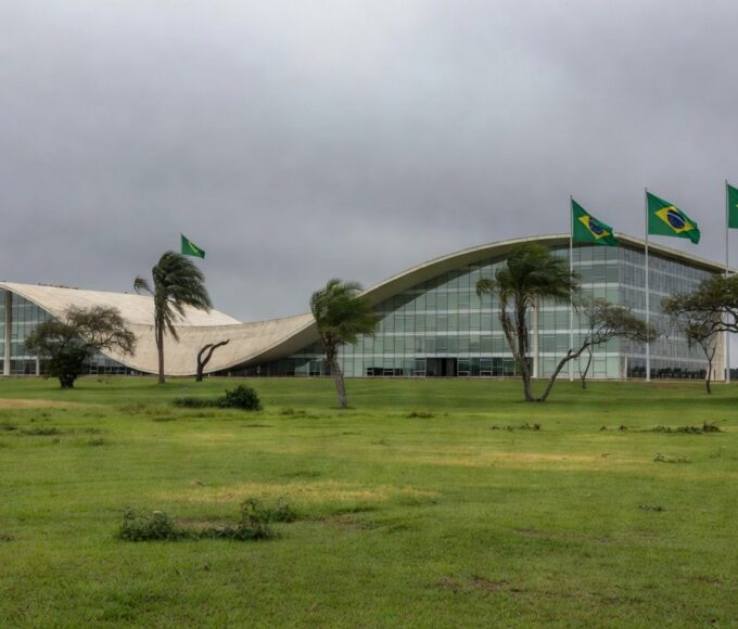 Fachada da Câmara Legislativa do DF em Brasília durante dia nublado, simbolizando crise econômica e prioridades questionáveis.