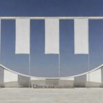 Fachada da CLDF em Brasília com símbolos de críticas ao combate à violência contra a mulher.