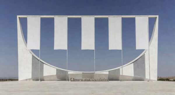 Fachada da CLDF em Brasília com símbolos de críticas ao combate à violência contra a mulher.