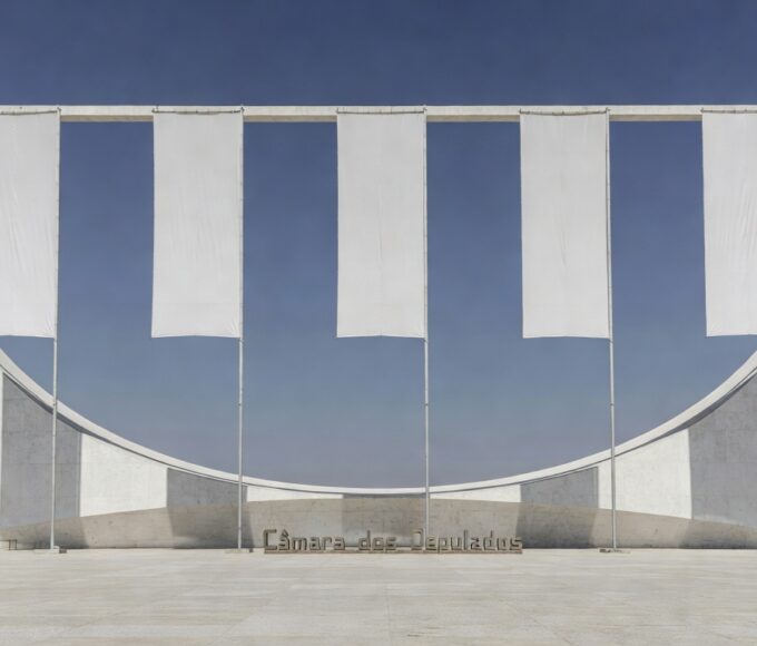 Fachada da CLDF em Brasília com símbolos de críticas ao combate à violência contra a mulher.