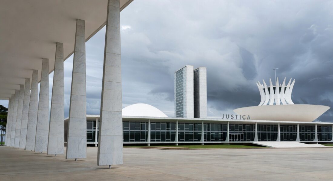 Edifício da justiça em Brasília representando processo judicial e delação premiada.