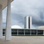 Edifício da justiça em Brasília representando processo judicial e delação premiada.