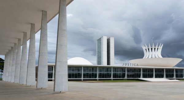 Edifício da justiça em Brasília representando processo judicial e delação premiada.