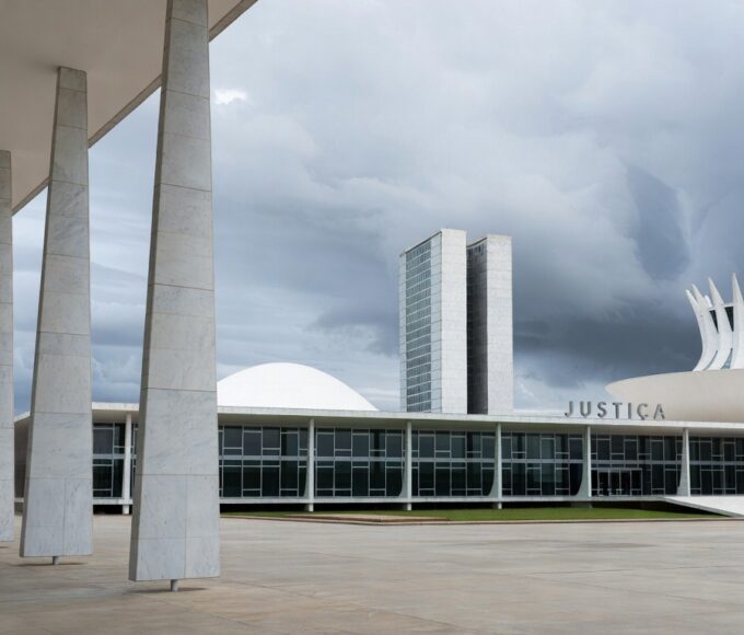 Edifício da justiça em Brasília representando processo judicial e delação premiada.