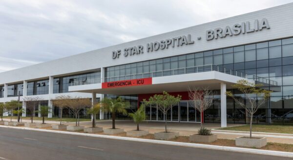 Exterior do Hospital DF Star em Brasília, local de internação de Bolsonaro na UTI com melhora renal e aumento de inflamação.