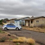 Viatura da PCDF em rua da Estrutural durante investigação de homicídio com tortura e ocultação de cadáver.