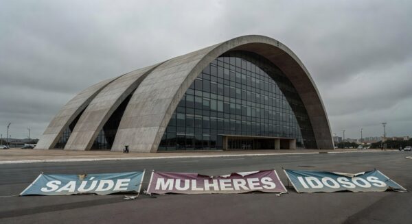 Fachada da CLDF em Brasília com elementos simbólicos de falhas em iniciativas para mulheres, idosos e saúde no DF.
