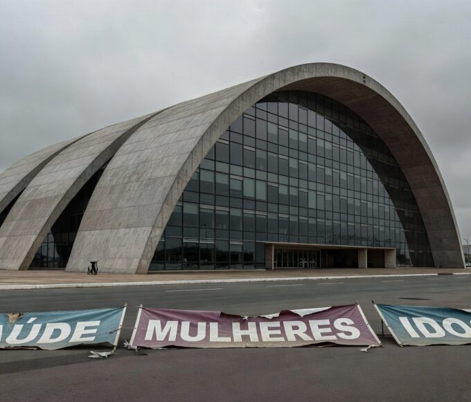 Fachada da CLDF em Brasília com elementos simbólicos de falhas em iniciativas para mulheres, idosos e saúde no DF.