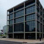 Fachada da Câmara Legislativa do DF em Brasília sob céu nublado, representando aprovação controversa ao presidente do BRB sob escrutínio.