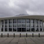 Edifício da CLDF em Brasília com sinais de falhas na governança do DF, como rachaduras e documentos abandonados.