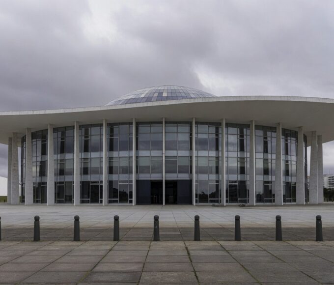 Edifício da CLDF em Brasília com sinais de falhas na governança do DF, como rachaduras e documentos abandonados.