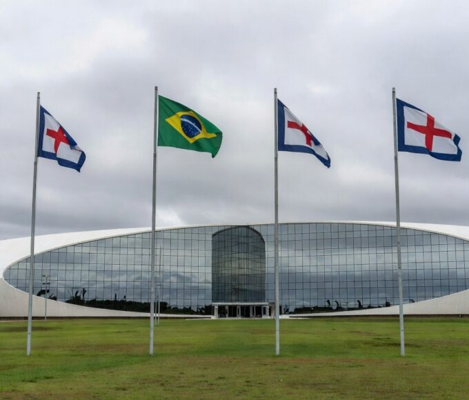 Edifício do TJDFT em Brasília com bandeiras a meio mastro, simbolizando luto pela morte da desembargadora Maria de Lourdes Abreu.