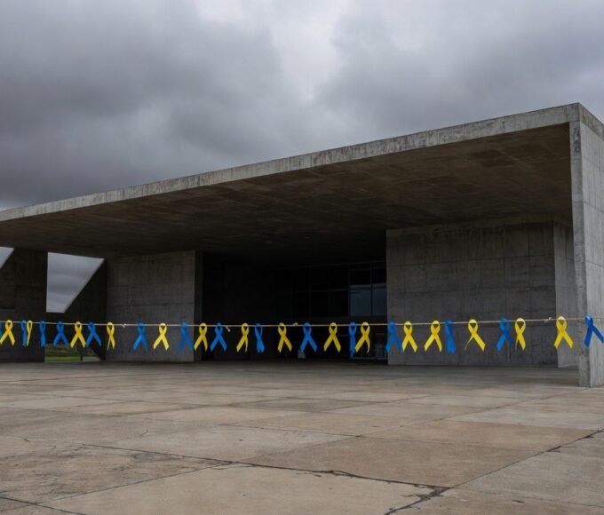 Edifício da CLDF em Brasília com símbolos do Dia da Síndrome de Down, destacando críticas por falta de políticas reais.
