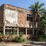 Prédio escolar antigo em Sobradinho com sinais de falta de investimentos, homenageando 60 anos.