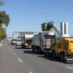Veículos e equipamentos de manutenção urbana da Novacap em rua de Brasília, Distrito Federal.