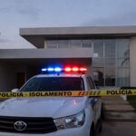 Viatura da Polícia Militar do DF em frente a casa residencial em Brasília, cena de prisão por violência doméstica e posse irregular de armas.