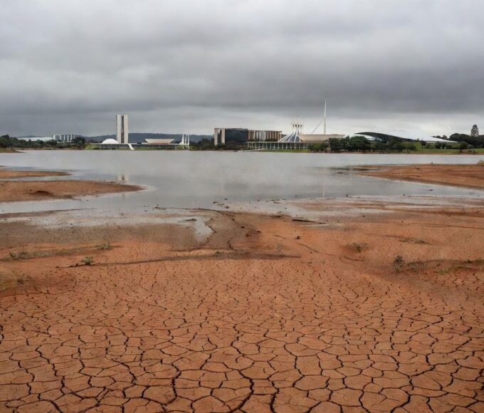 Reservatório com nível baixo de água no DF, destacando crise hídrica que ofusca premiação da Caesb.